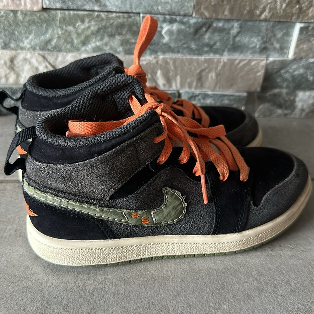 Nike Air Jordan 1 Mid SE Craft Anthracite/Sky J Light Olive FD9094-003 Boys Sz 1